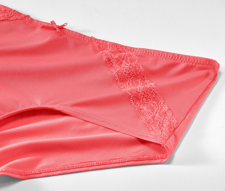 Nahaufnahme von 2 Pantys in Papaya-Farbe mit Spitze.