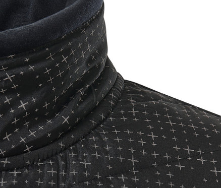 Detailaufnahme eines Hybrid-Thermoshirts mit schwarzem Kreuzmuster am Kragen.