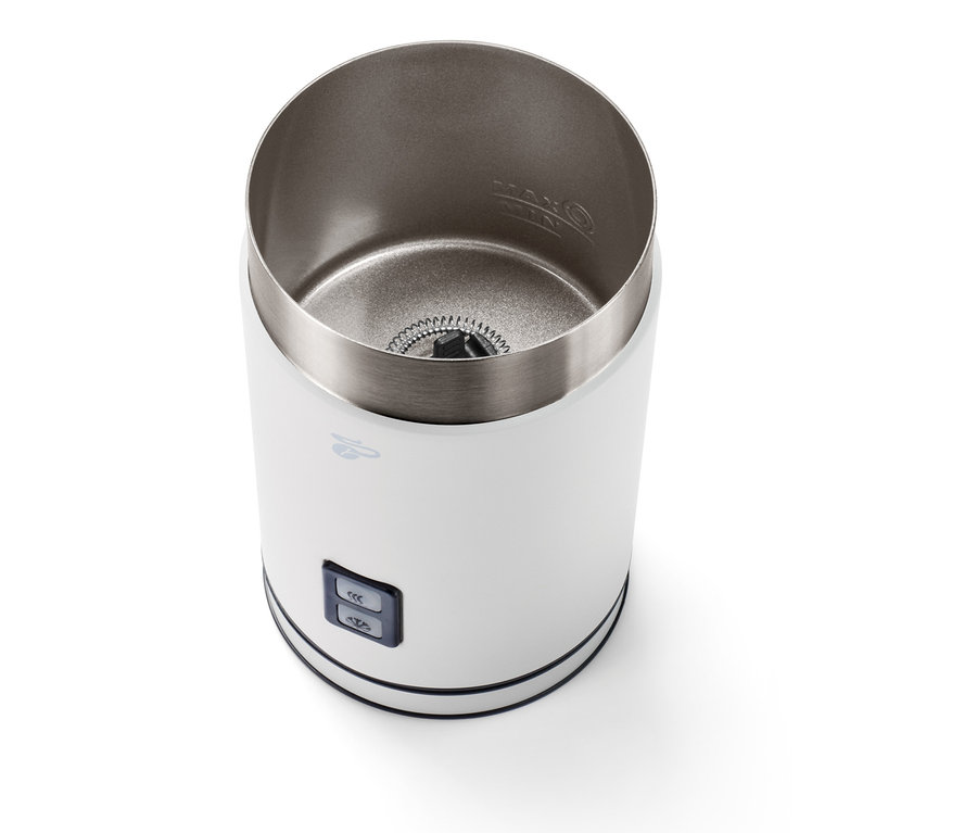 Detailansicht eines weißen, elektrischen Milschaufschäumers.