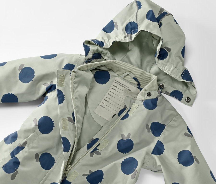 Kleinkind-Regen-Einteiler mit blauem Apfelmuster und offenem Reißverschluss.