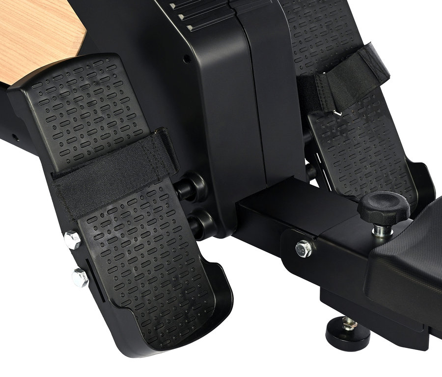 Detailaufnahme der schwarzen Fußstützen und Riemen eines »Ergometer Vico« Rudergeräts.