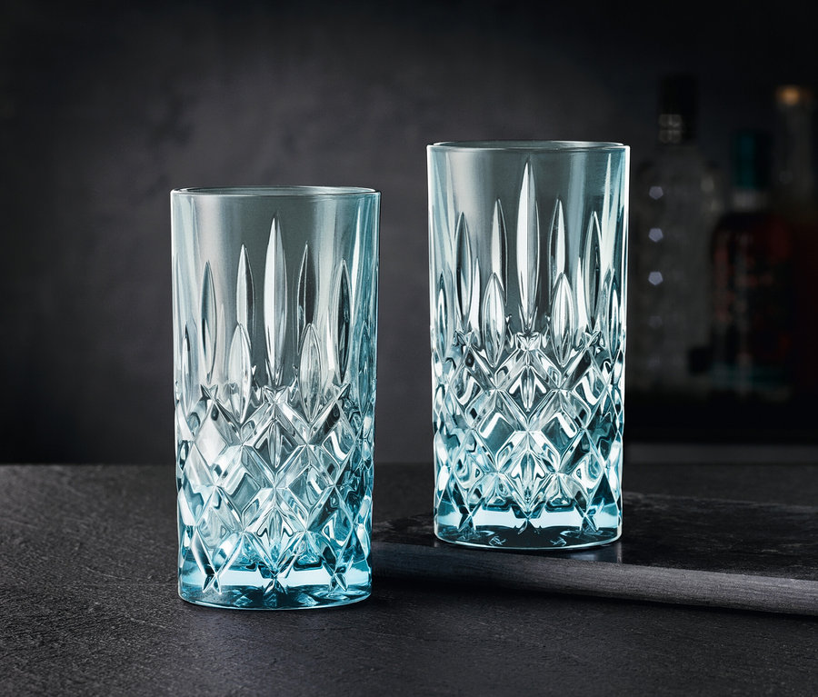 Zwei aqua Nachtmann Noblesse Colors Longdrink Gläser auf einem schwarzen Tisch.
