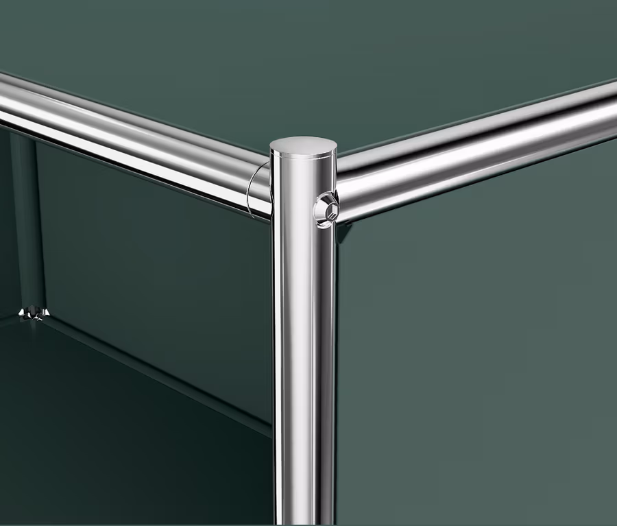 Detail einer Ecke der Kommode Metall »CN3« mit verchromter Rohrkonstruktion und olivgrünen Klappenfächern.