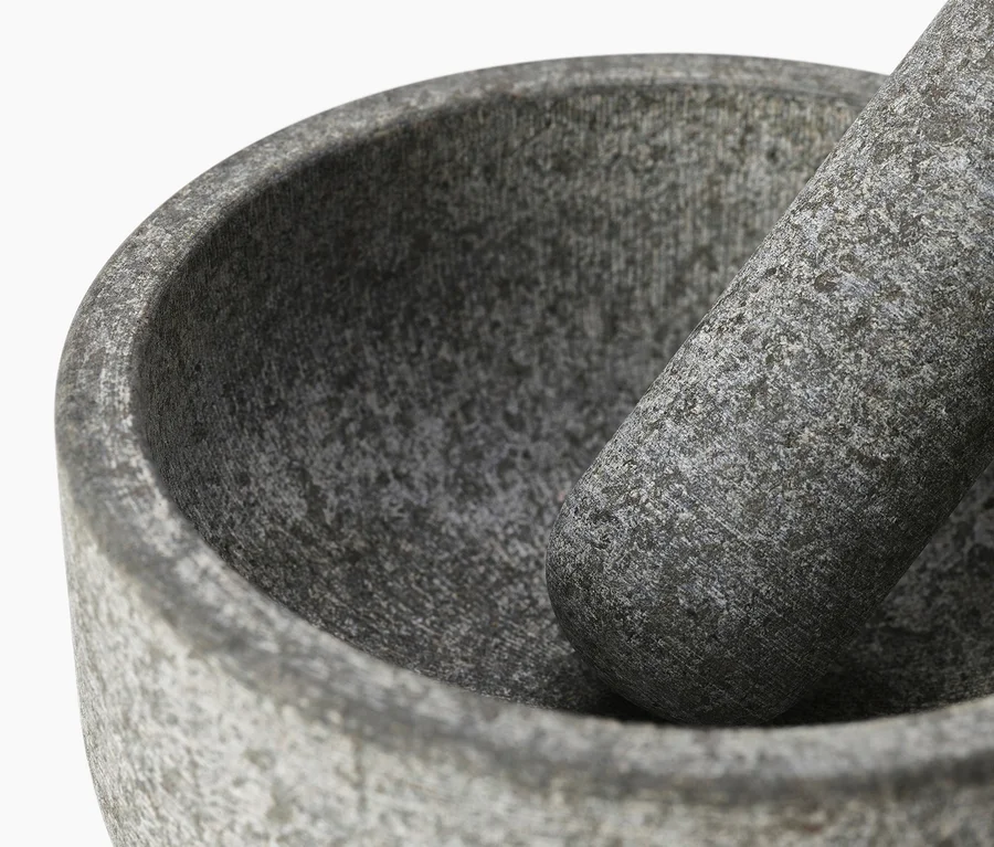 Detailansicht des grauen Joseph Joseph Granit Mörser »Dash«.