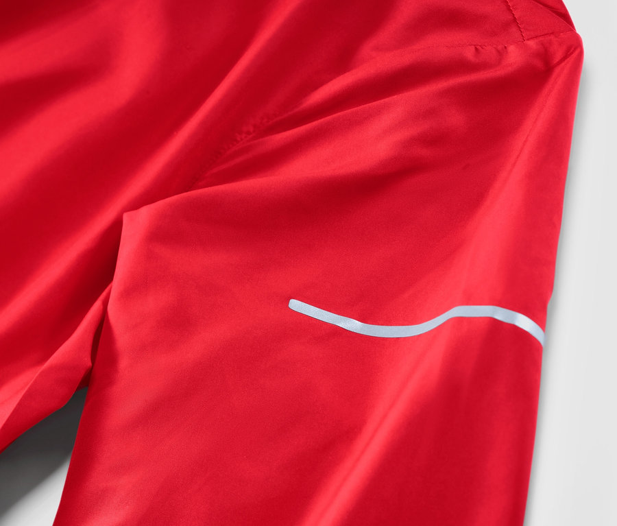 Detailansicht einer roten Lightweight-Laufjacke.