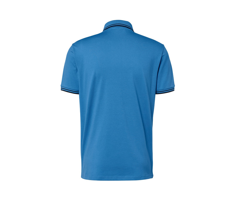 Blaues Piqué-Poloshirt.