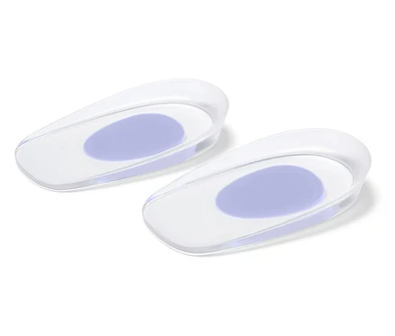 Zwei transparente Gel-Fersenpolster mit lila ovalem Kissen auf weißem Hintergrund.