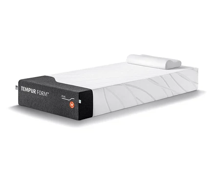 Eine TEMPUR Form™ Plus Matratze, fest, mit einem Kissen oben drauf.