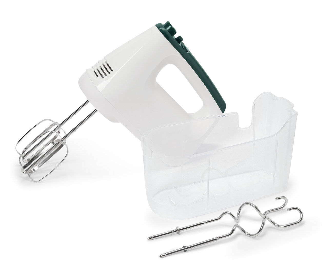 Ein Handmixer mit Aufbewahrung und Zubehör liegt auf einem weißen Untergrund.