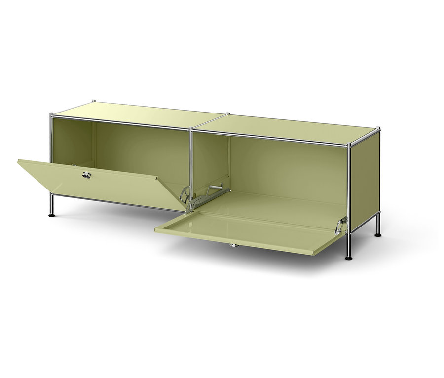 Hellgrüner Schrank mit zwei offenen Türen.