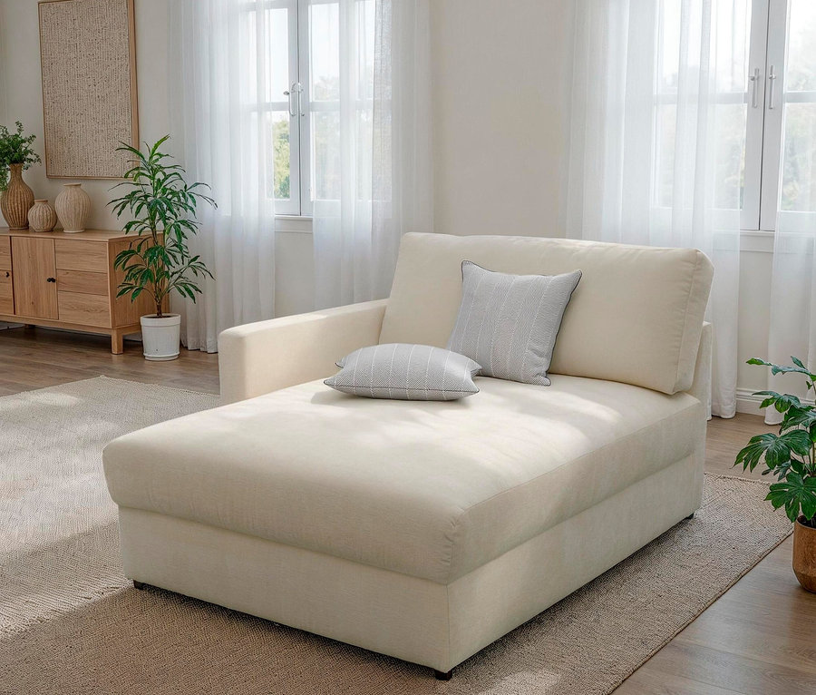 Cremeweißes Sofa mit Armlehne auf einer Seite und zwei grauen Kissen.