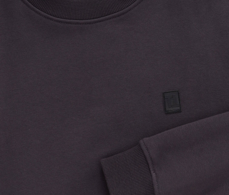 Detailansicht eines dunkelvioletten Langarm-Sweatshirts aus Bio-Baumwolle.
