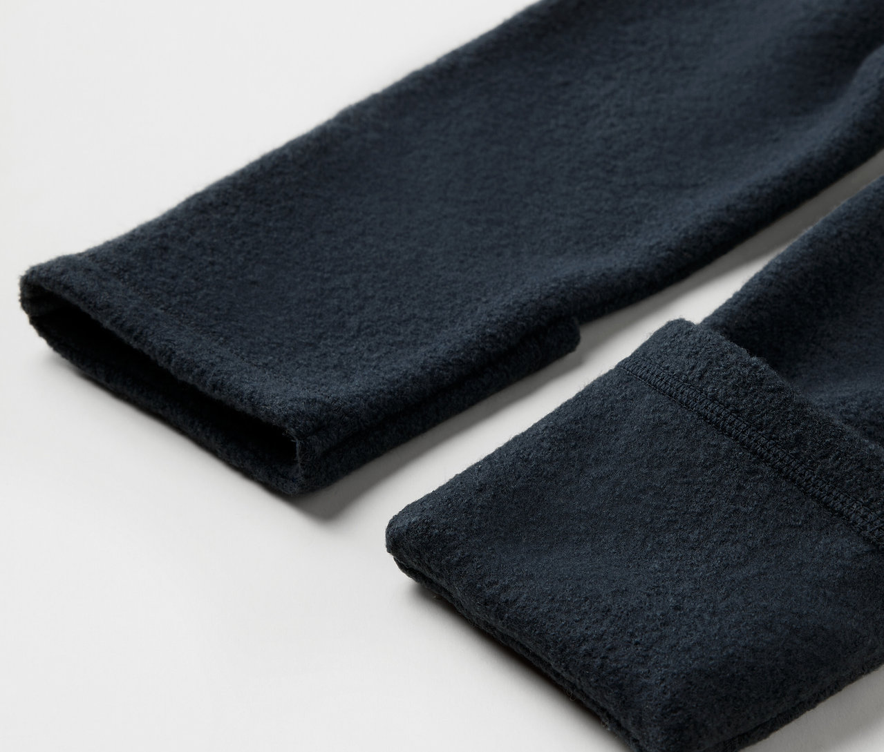 Detailansicht Ärmel von einem Baby-Walkoverall mit Merinowolle.