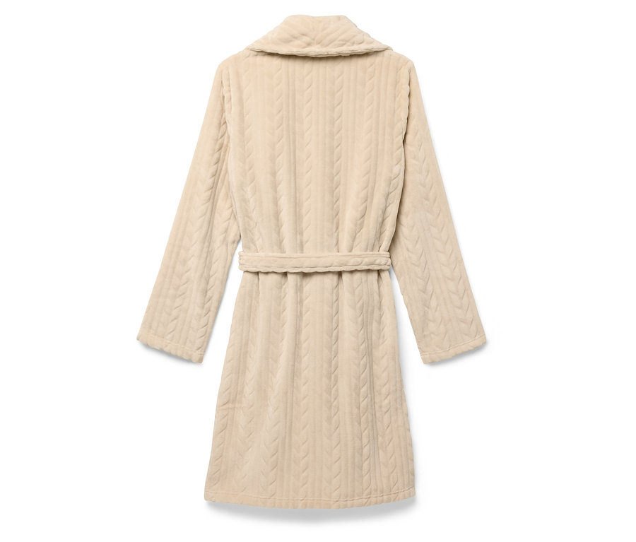 Beiger Bademantel mit Zopfmuster und Gürtel, Rückansicht.