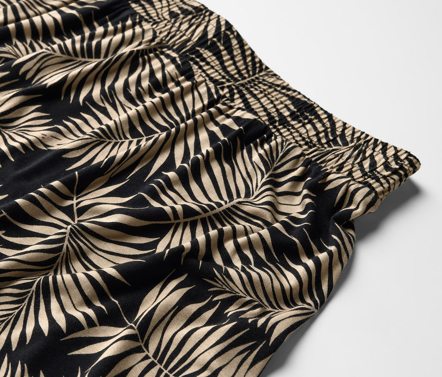 Detailansicht eines bedruckten Jerseyrocks mit Blattmuster.