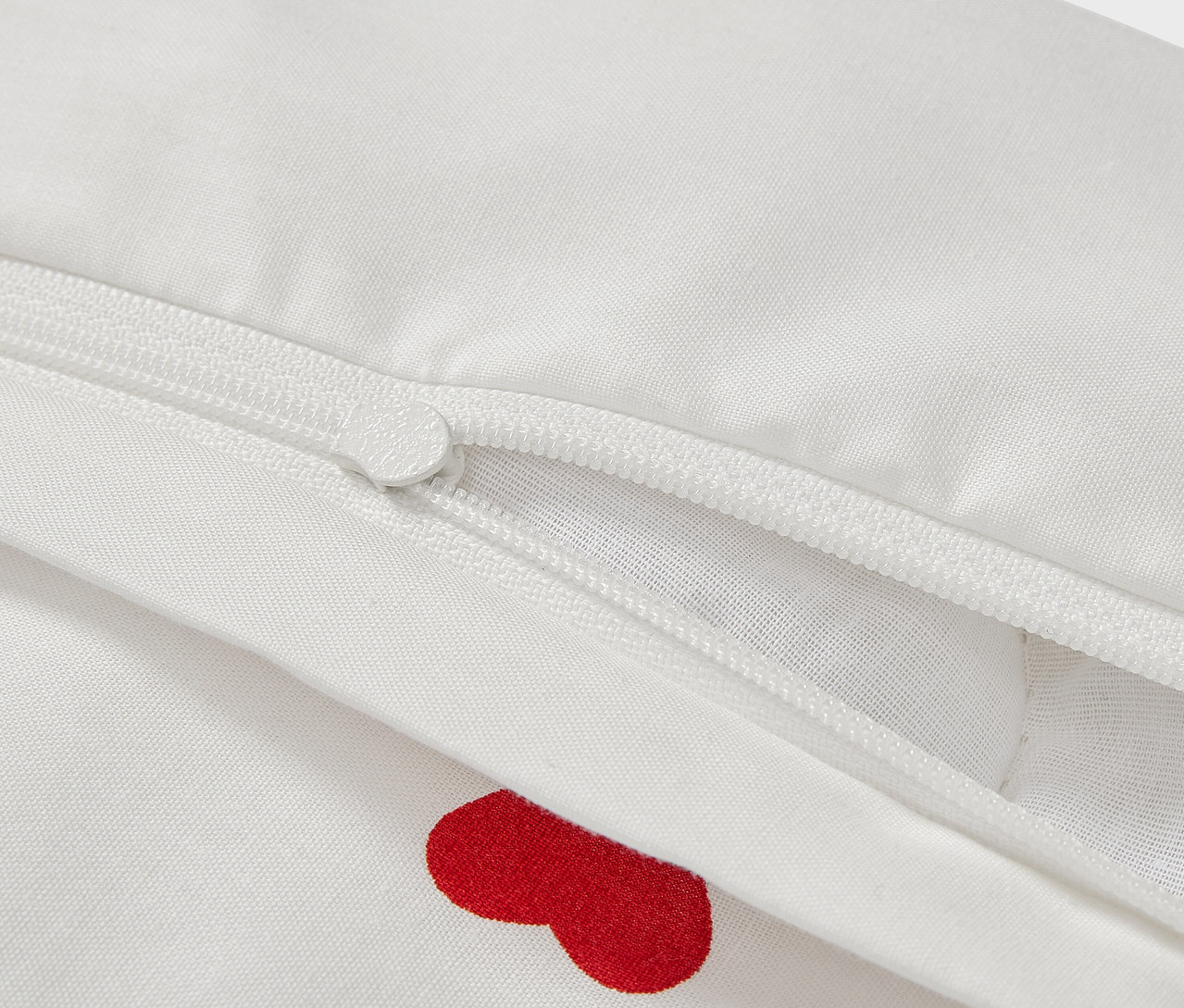 Detail der Kinder-Renforcé-Bettwäsche, 100 x 135 cm, mit roten Herzen und Reißverschluss.