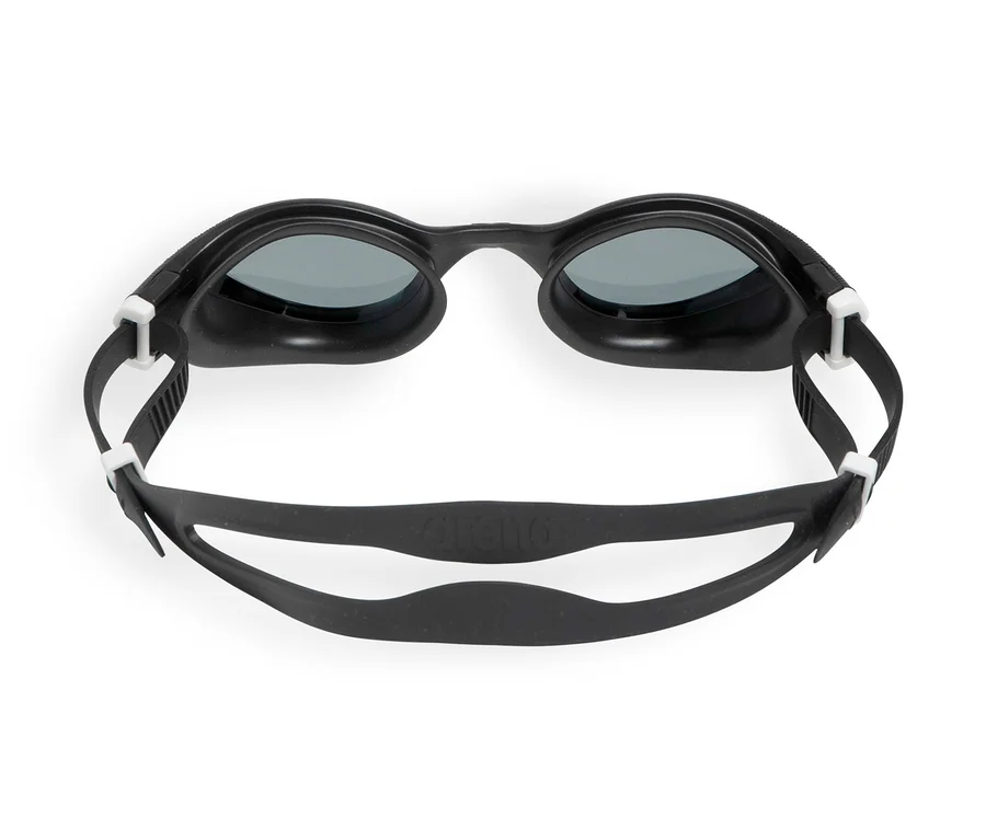 Schwarze arena Unisex-Schwimmbrille THE ONE PLUS auf weißem Hintergrund.