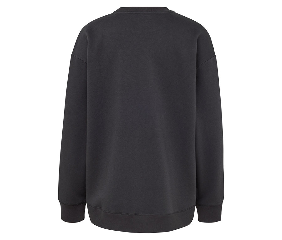 Detailansicht eines grauen, langärmeligen Sweatshirts mit Rundhalsausschnitt, von hinten.