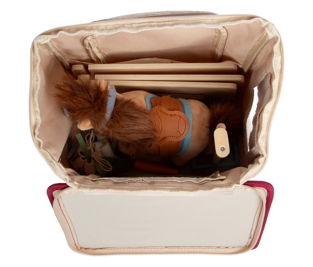 Offener Rucksack mit einem Small Foot Spiel-Set Pferd mit Stall, inklusive Holzstallteilen und einem Plüschpferd mit Sattel.