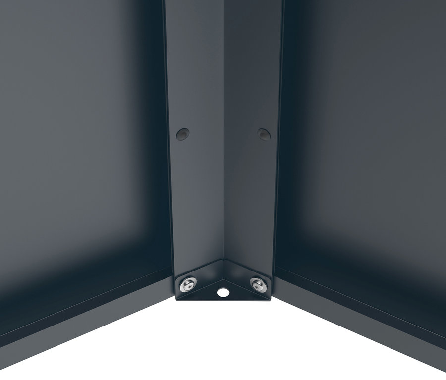 Detailaufnahme einer blauen Ecke, befestigt mit Metallschrauben.
