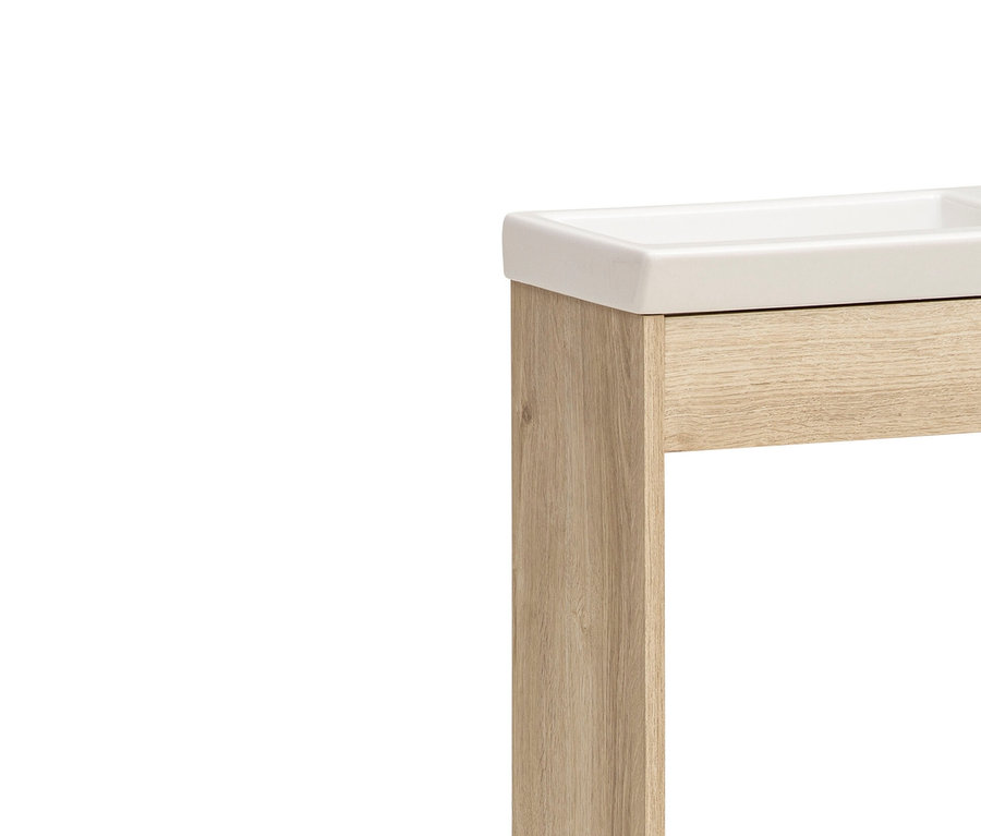 Waschtisch »Mads« aus hellem Holz mit geöffneter Tür.