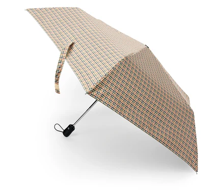 Ein geöffneter, zusammenklappbarer Regenschirm mit Karomuster.