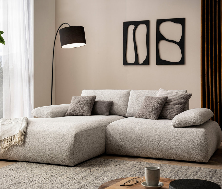 Helles DOMO Ecksofa »Bela«, links, mit Armlehne und Staufach im Wohnzimmer.