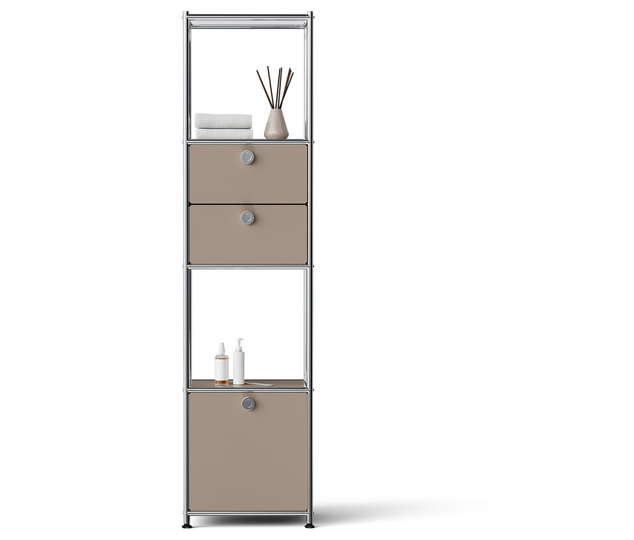 Schmales Metallregal mit zwei Schubladen, einem Schrank und offenen Regalen mit Handtüchern, Raumduft und Flaschen.