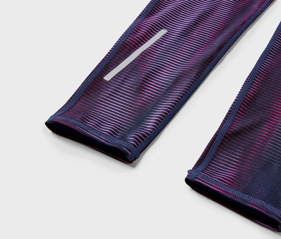Detailaufnahme von lila-pinken Leggings mit Reflexionsstreifen.