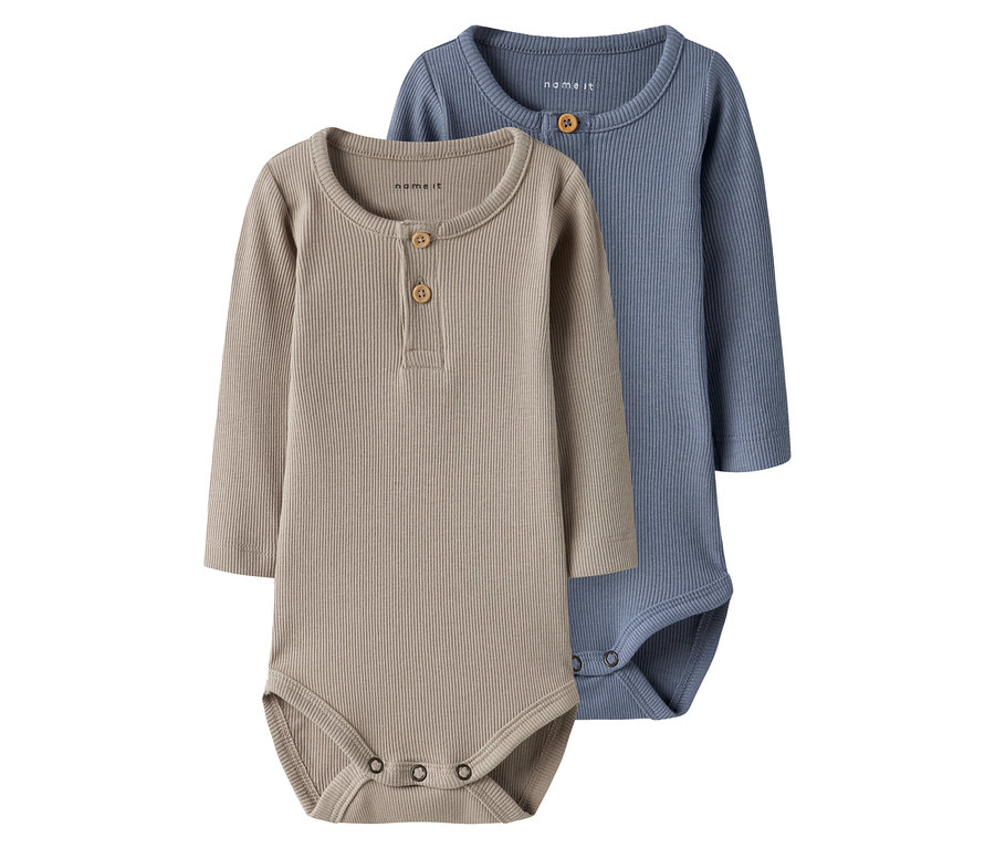 Zwei 2 NAME IT Baby-Bodys, troposphere, liegen nebeneinander.
