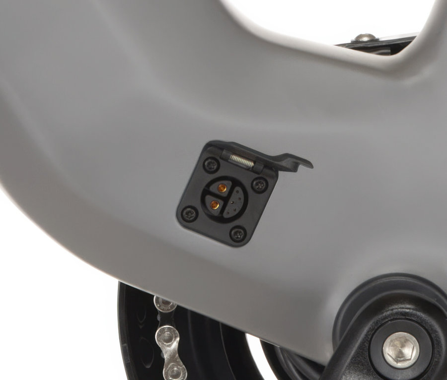 Nahaufnahme des Ladeanschlusses am FISCHER Trekking-E-Bike VIATOR MOVE mit Diamant-Rahmen.