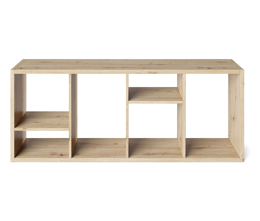 Helles Holzregal mit mehreren Fächern unterschiedlicher Größe vor einem weißen Hintergrund.