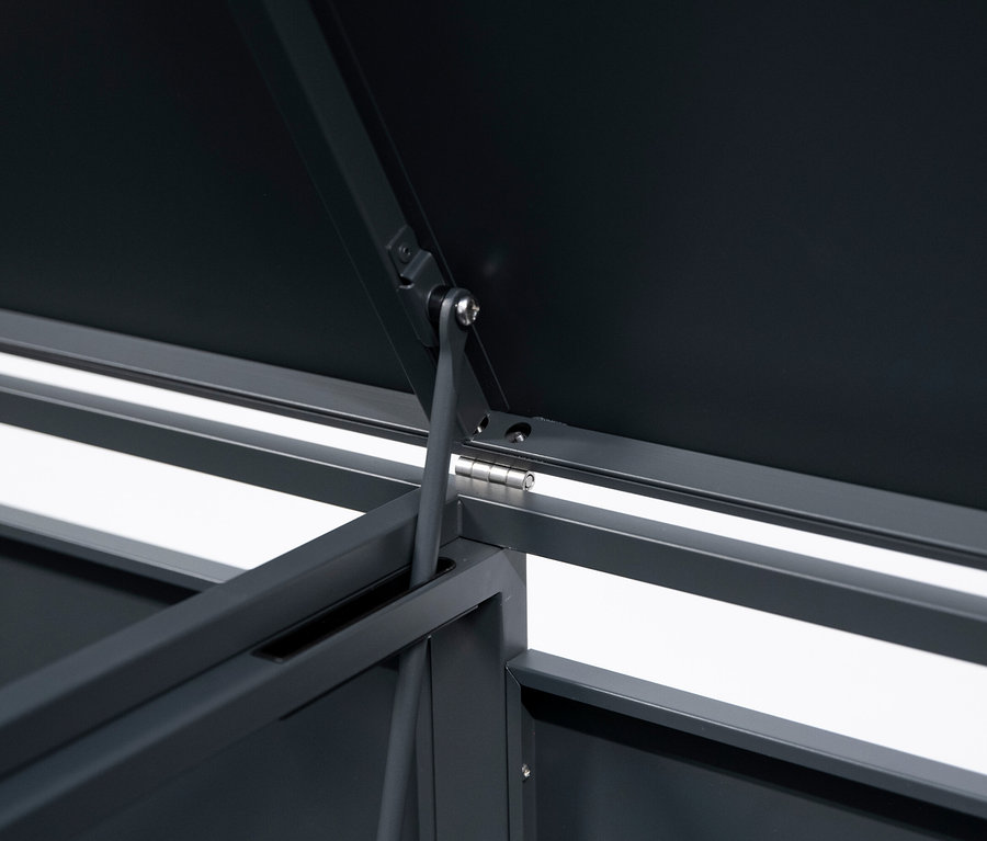 Detailansicht von einem geöffneten, grauen Gartenmöbel mit einem Scharnier.