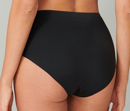Rückenansicht einer Person in einem schwarzen SCHIESSER Invisible Slip Maxi.