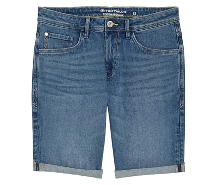 Blaue Jeansshorts mit hochgekrempelten Säumen und Taschen vorne und hinten.