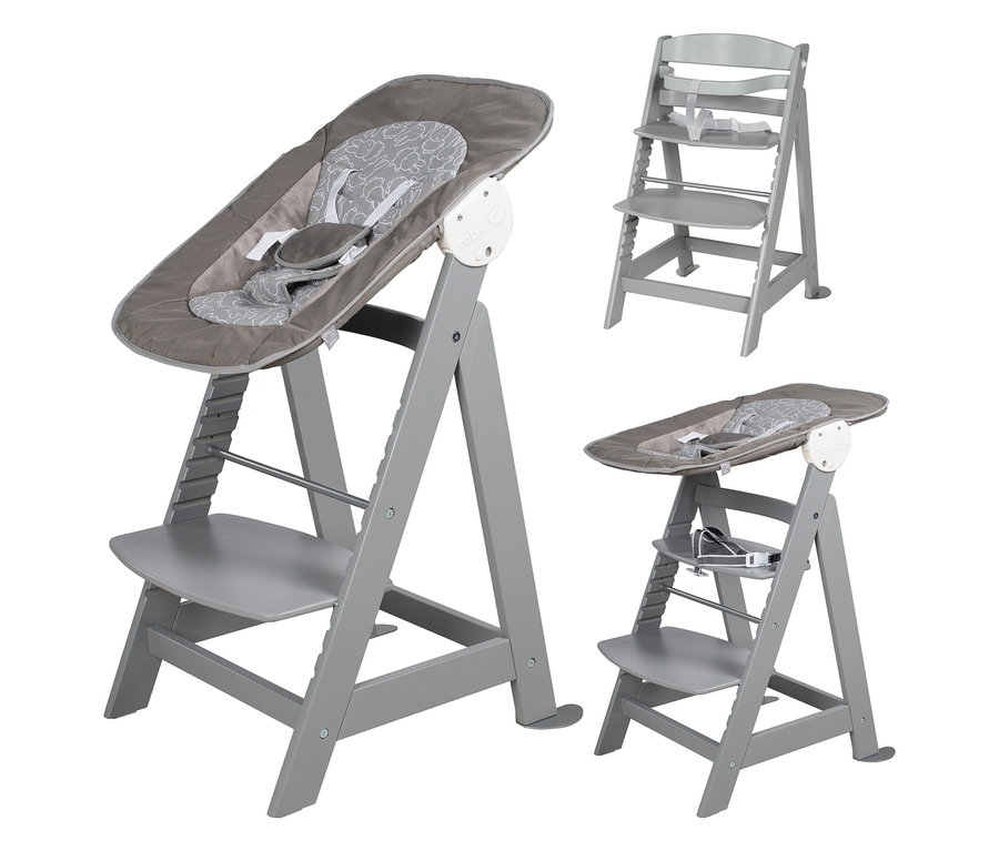 Drei graue Kinderhochstühle mit verschiedenen Aufsätzen sind zu sehen.
