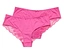 Zwei pinke Baumwollslips mit Spitze liegen übereinander.
