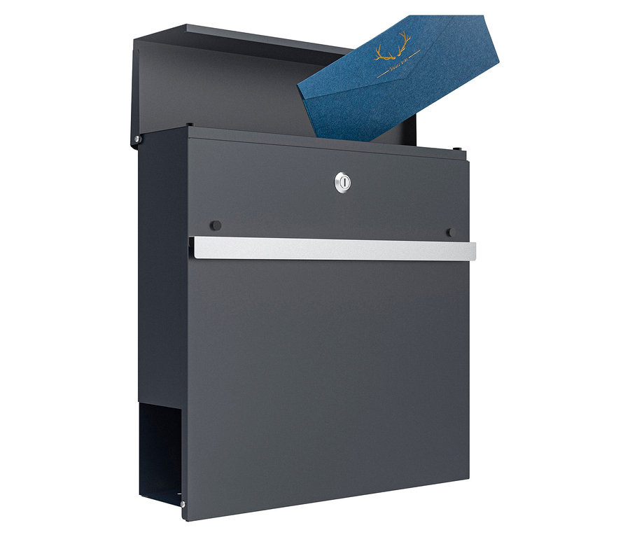 Ein blauer Briefumschlag mit goldenem Hirschmuster wird in einen grauen Briefkasten gesteckt.