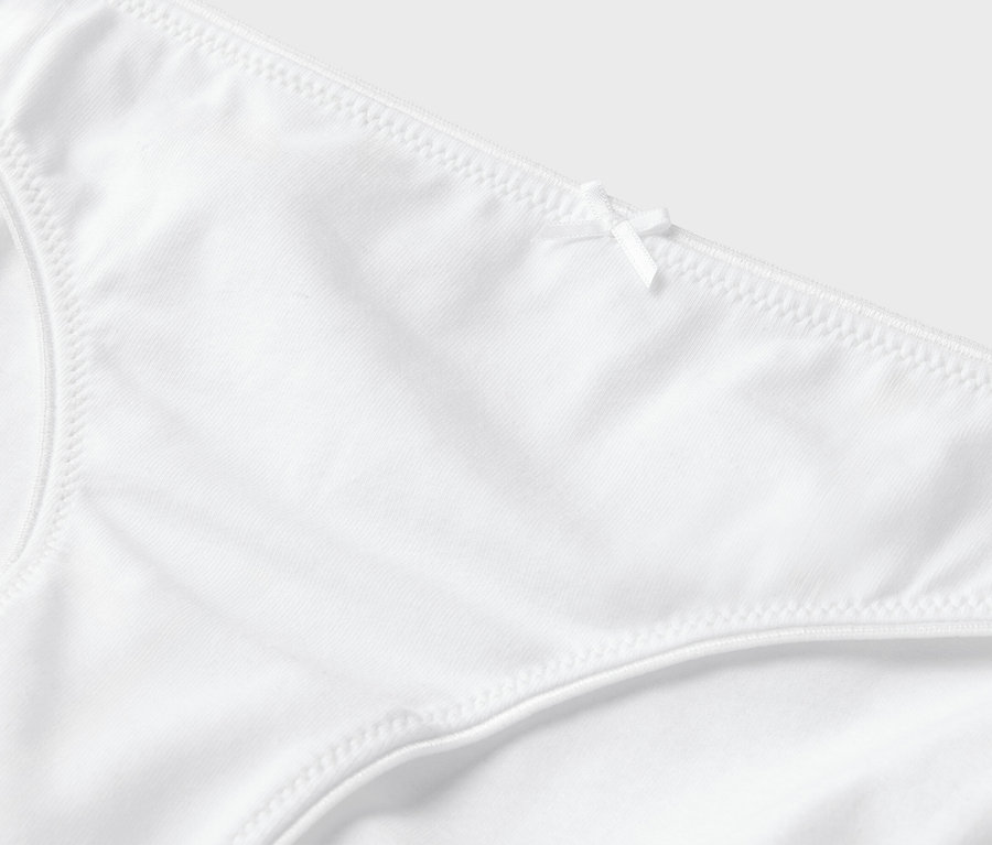Nahaufnahme eines weißen Damen Slips mit einer kleinen Schleife.