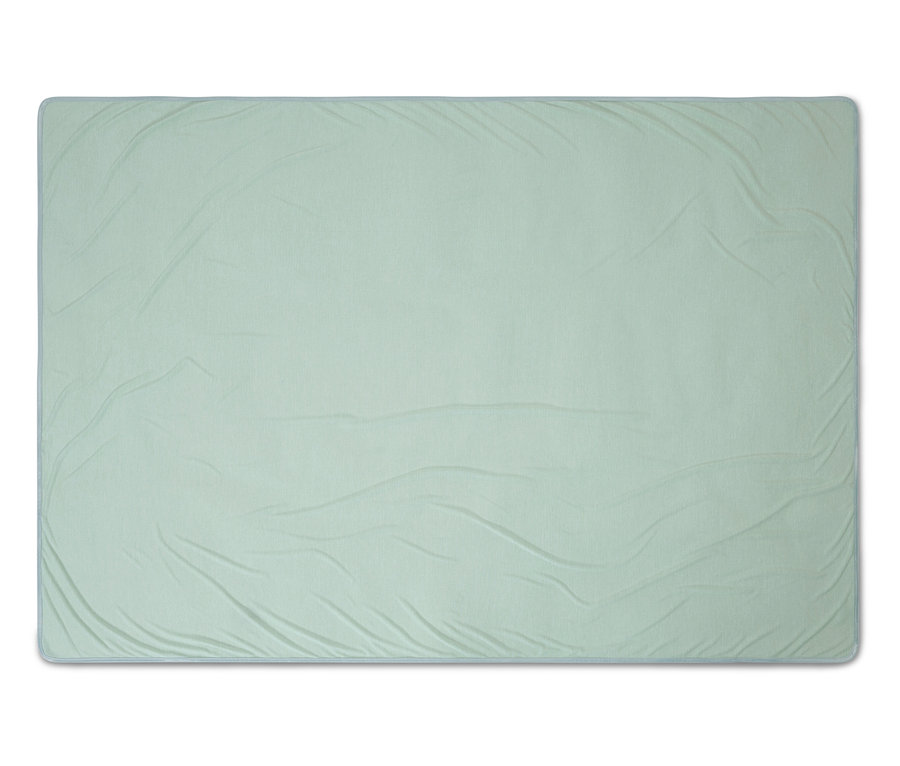 Hellgrüne, leicht zerknitterte Decke mit hellblauem Rand.