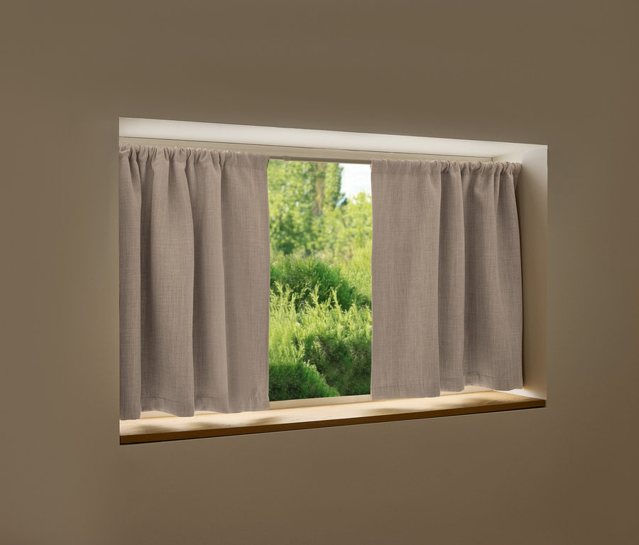 Ein Fenster mit beigen Vorhängen und Blick auf grüne Vegetation.