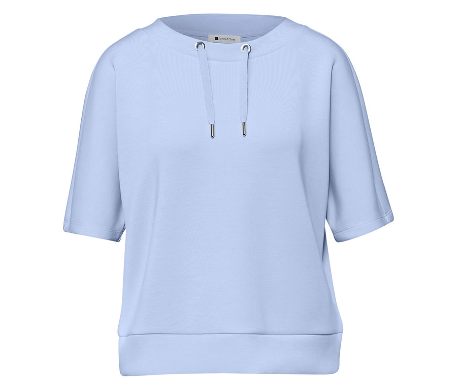 Hellblaues Street One Shirt mit kurzen Ärmeln und Kordelzug am Ausschnitt.