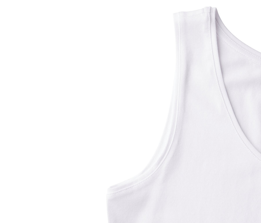 Nahaufnahme vom weißen Street One Basic-Top mit V-Ausschnitt.