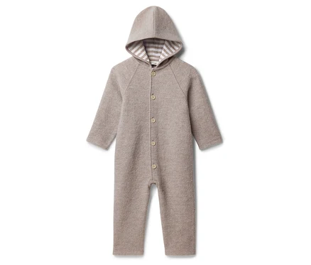 Beiger Wollwalk Overall mit Kapuze und Knopfleiste.