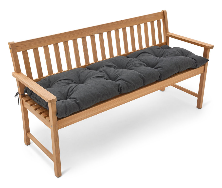 Eine hellbraune Gartenbank aus Holz mit einem langen, grauen Sitzkissen.