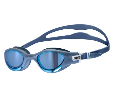 Eine blaue Schwimmbrille liegt vor einem weißen Hintergrund.
