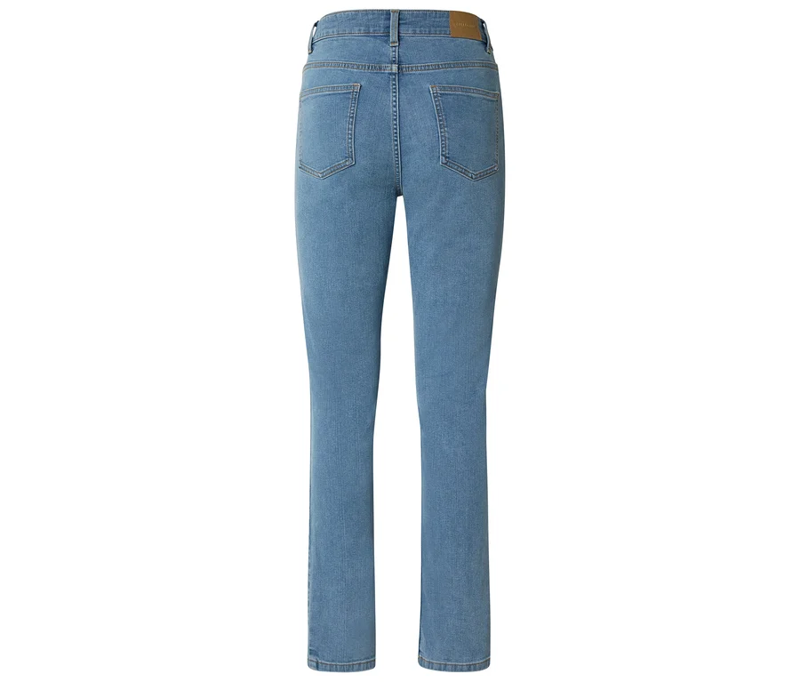 Rückansicht einer hellblauen Jeans mit geradem Bein und Taschen.