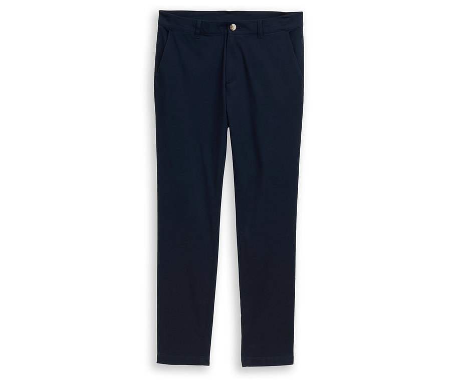 Marineblaue Chino-Hose, flach liegend, mit Knopf- und Reißverschluss sowie Seitentaschen.
