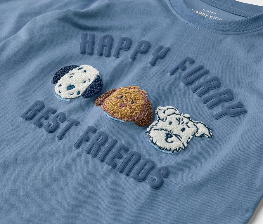 Blaues Langarmshirt mit den Worten "Happy Furry Best Friends" und drei gestickten Hundeabbildungen.