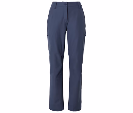 Dunkelblaue Cargohose mit Knopf- und Reißverschluss, Gürtelschlaufen und Seitentaschen, flach auf weißem Hintergrund liegend.